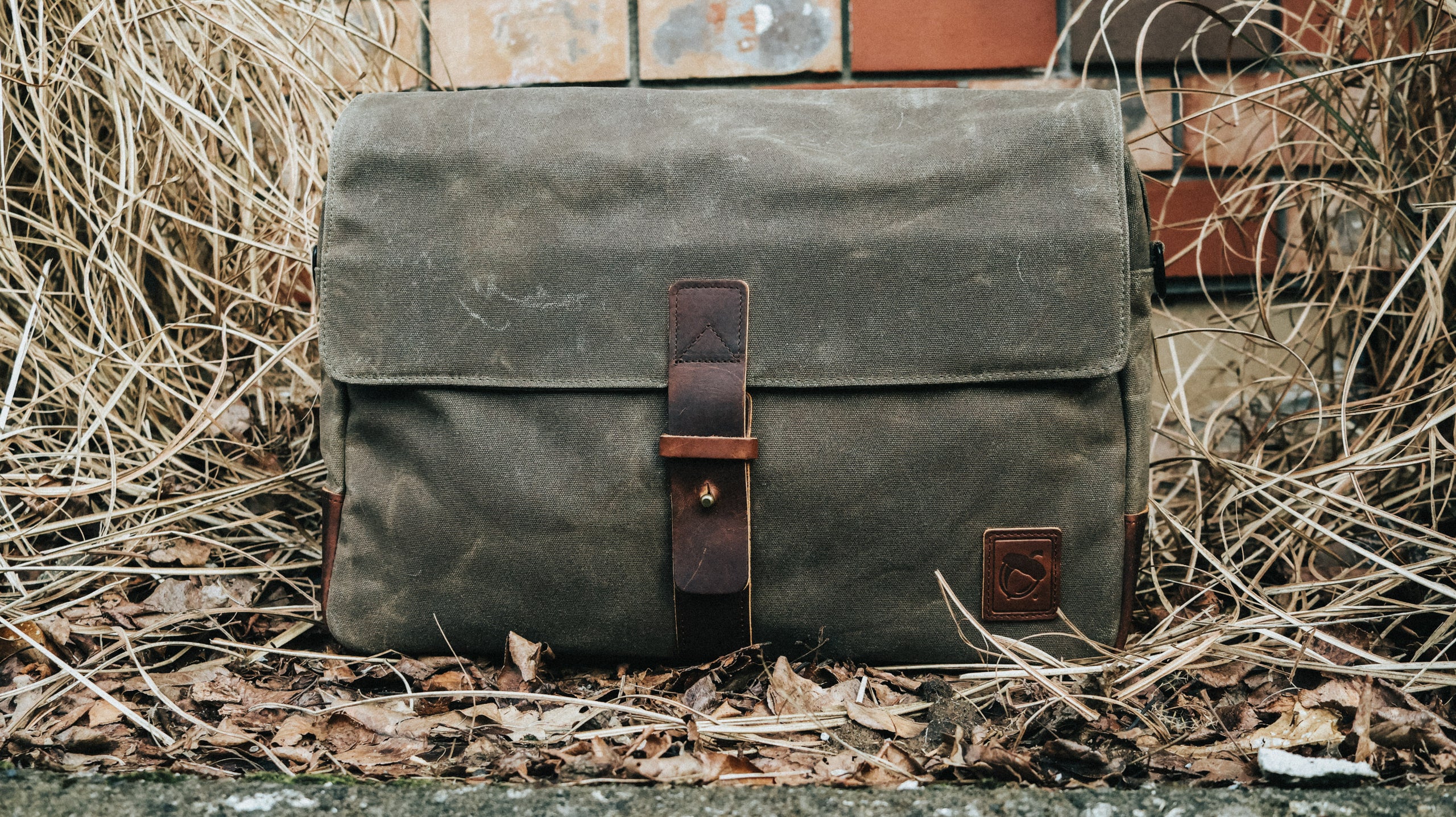 NutSac Muy Grande Laptop Messenger Bag